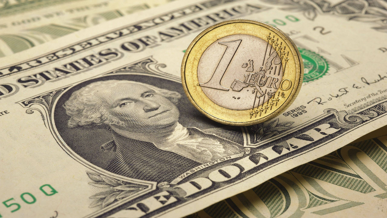 LA CHUTE DE L’EURO FACE AU DOLLAR, CONSEQUENCE DE MULTIPLES FACTEURS