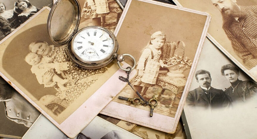 Image vintage représentant une boussole et des photos de famille faisant penser aux family offices