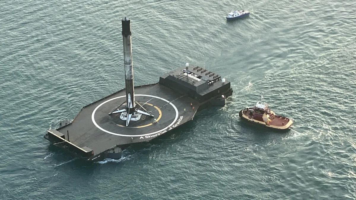 Le drone ship A Shortfall of Gravitas après son premier atterrissage réussi de Falcon 9